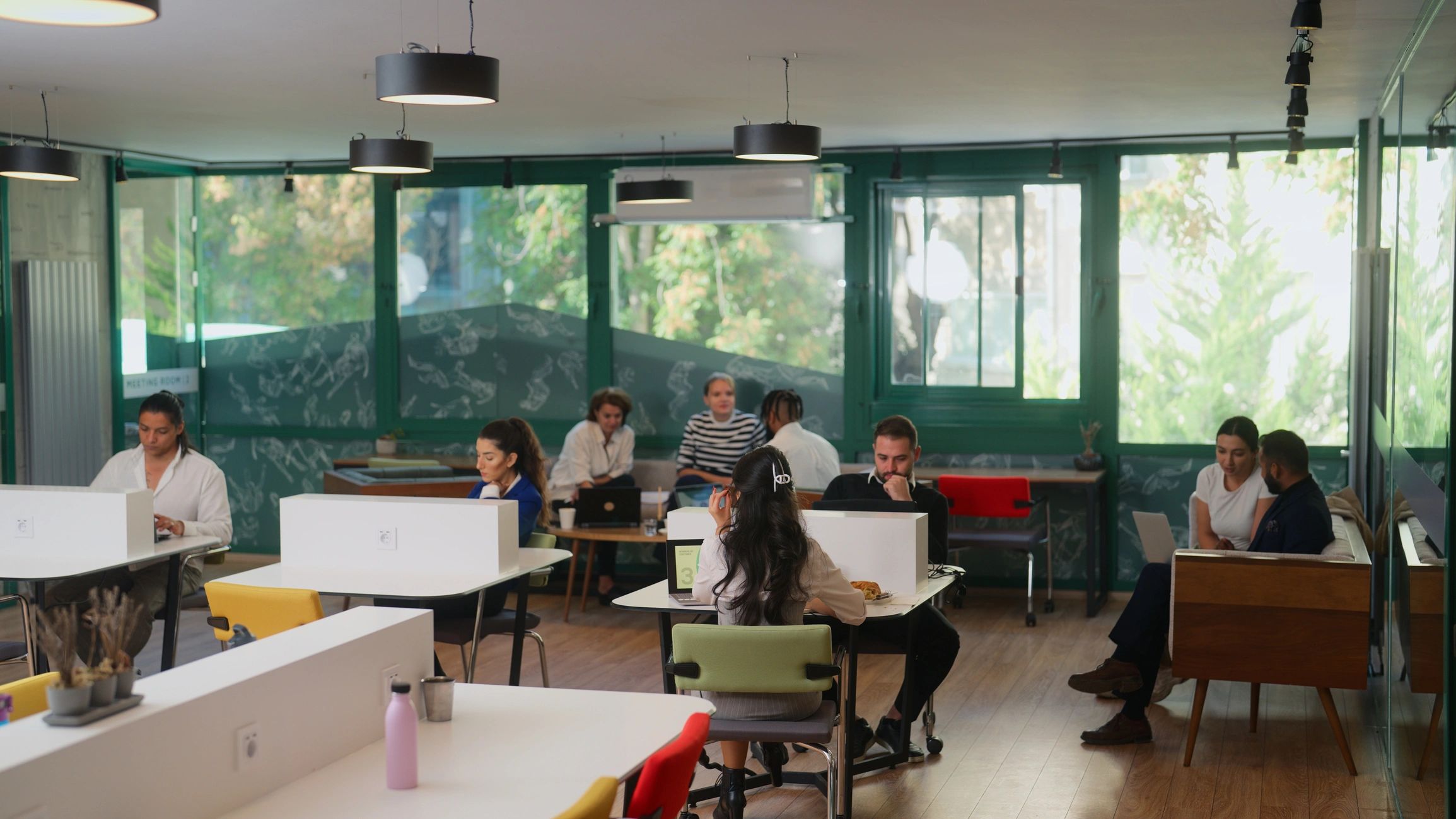 Kurumsal ofiste birlikte çalışan profesyonel ekip
